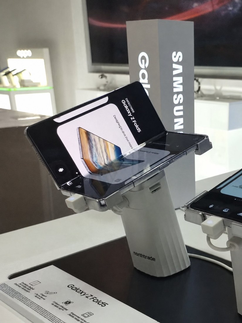 Samsung Galaxy Z Fold5 en soporte NHT Strong Recoiled en tienda Samsung con logo Northtrade